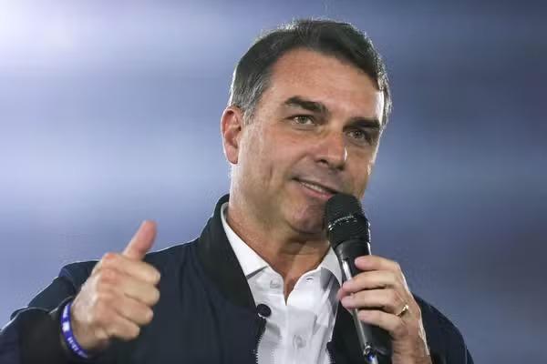 Flávio Bolsonaro destinou emenda a miliciano condenado no caso Marielle; veja prints de conversa com assessora do senador