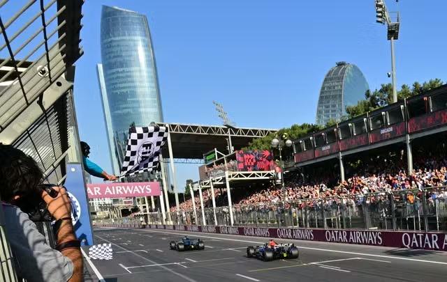 GP do Azerbaijão: Russell segura Verstappen por 0s1 e vence; Bortoleto é 13º