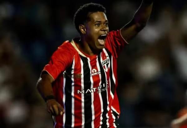 São Paulo empresta Paulinho ao Torreense, de Portugal, com opção de compra