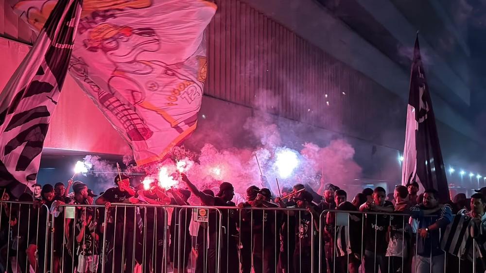 Ziyech chega ao Rio e é recebido por torcedores do Botafogo: 
