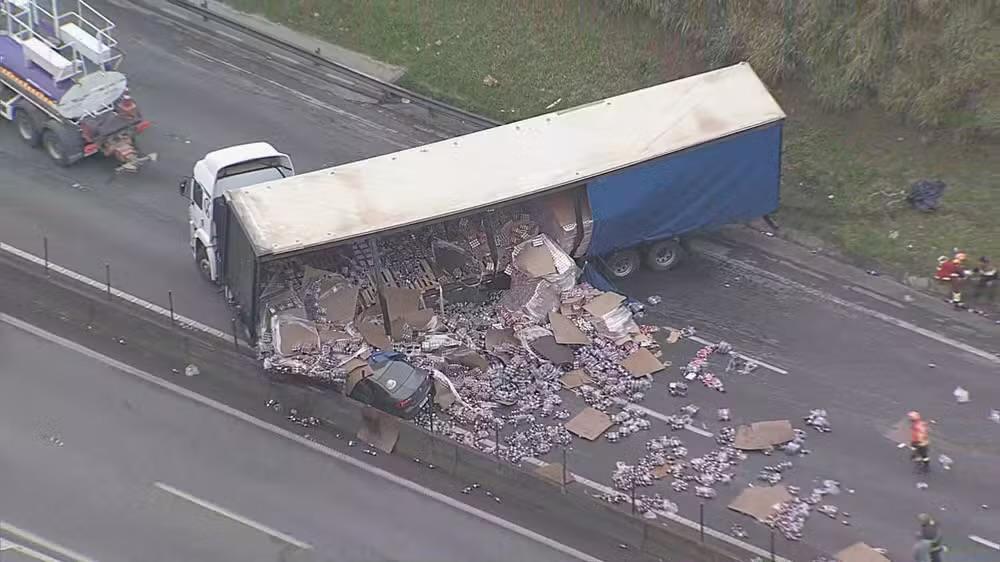 Acidente com carreta com refrigerantes interdita sentido interior da Raposo Tavares em Cotia
