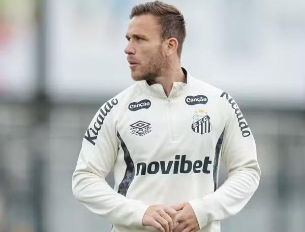 Arthur volta a treinar em campo, mas Santos adota cautela e não conta com retorno em clássico