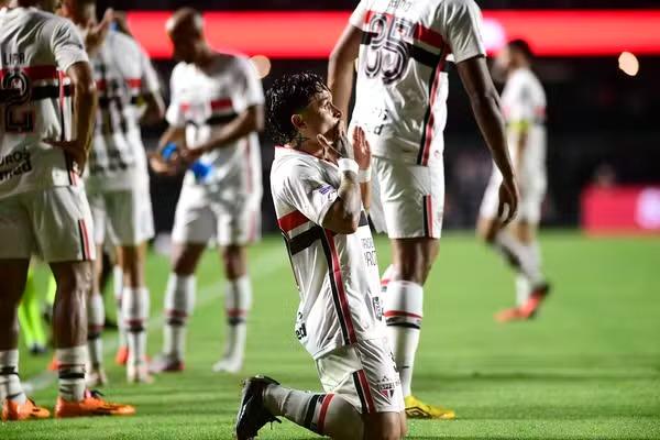 Em alta, São Paulo fica mais perto do G-4 do que do Z-4; simule as últimas rodadas