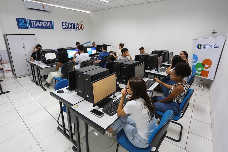 Escola 5.0 aposta em tecnologia e IA para preparar jovens para o mercado de trabalho