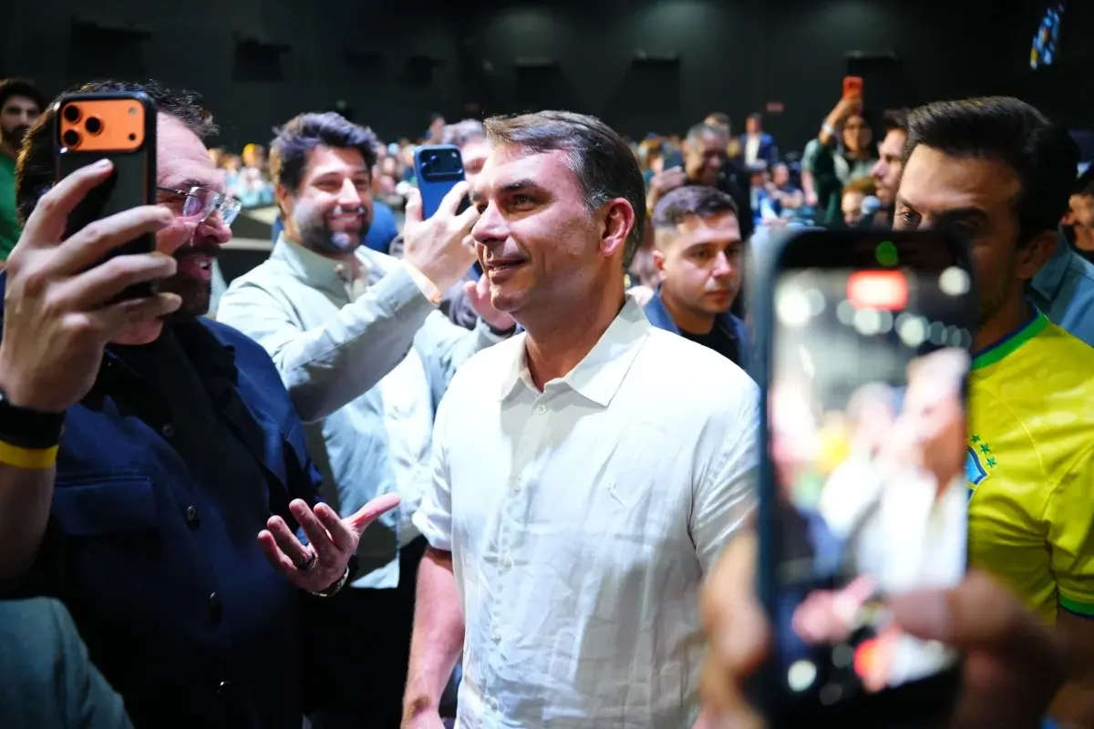 Flávio Bolsonaro se reúne com influenciadores em SP, e Marçal orienta evitar críticas a Lula e defende 'vender o medo'