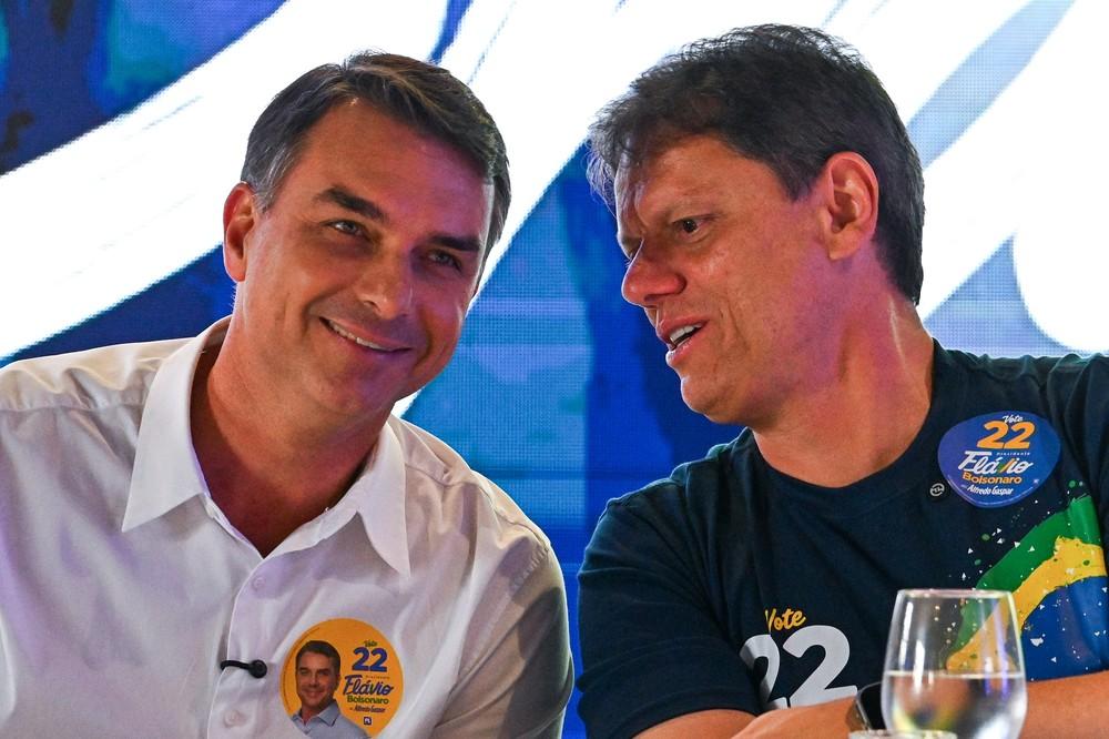 Flávio Bolsonaro se reúne com prefeitos de SP e pede mobilização a aliados: 'Não podemos baixar a guarda'