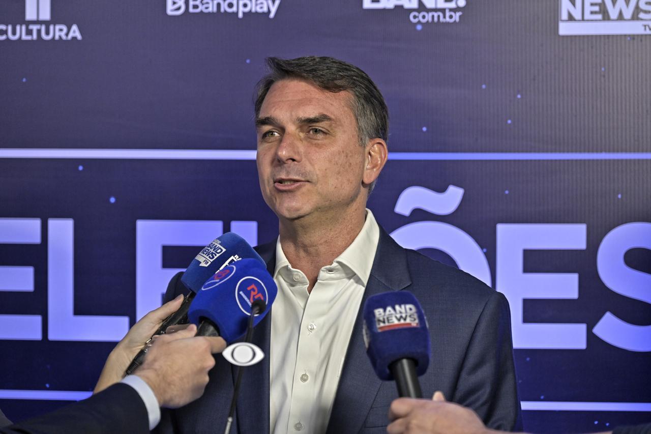 Flávio diz que será 'prazeroso esfregar verdades na cara' de Lula em debate