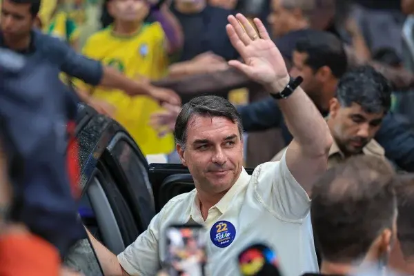 Flávio teria viajado à Argentina para ir para os EUA, diz site; aliado nega