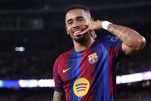 Gabriel Jesus se motiva com números superiores aos de Neymar e R10 no início de Barça: 