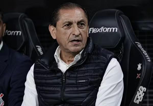 Histórico vitorioso e boa relação com elenco: por que Ramón Díaz é o favorito no Corinthians