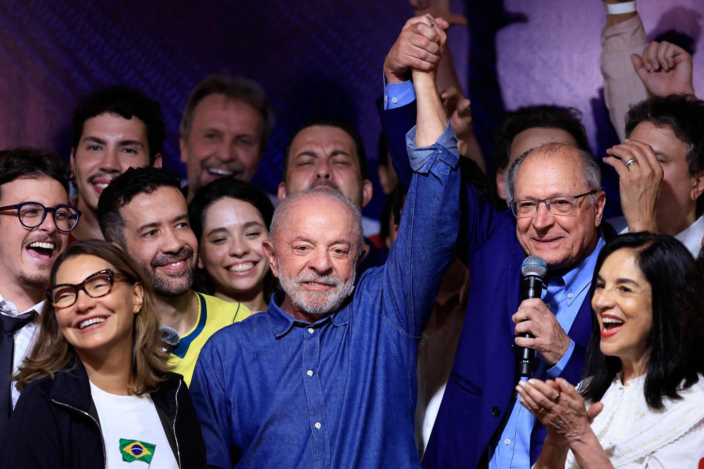 Lula reduz vantagem de Flávio Bolsonaro em SP, vence em MG e amplia folga no Nordeste