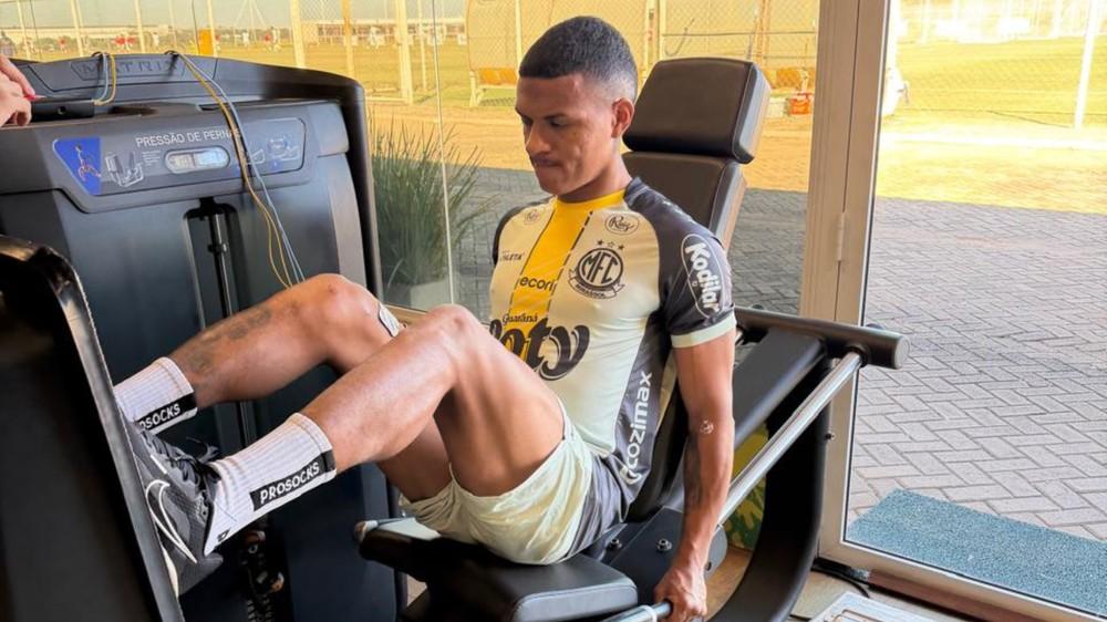 Negueba inicia nova fase de recuperação no Mirassol seis meses após lesão: “Muito feliz”