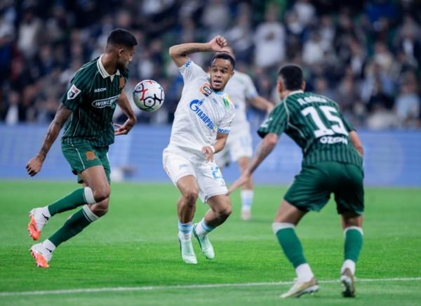 Pedrinho dá duas assistências em 100º jogo pelo Zenit e brilha em confronto direto pelo título russo