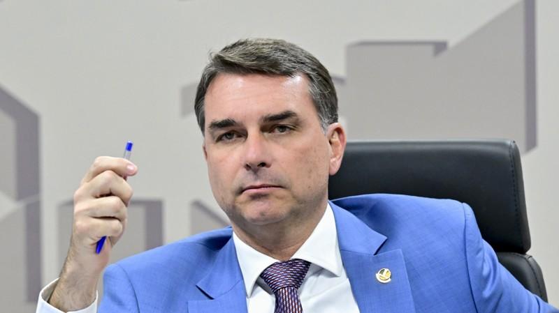 PF apreende passaporte de Flávio Bolsonaro, que volta a questionar resultado das urnas