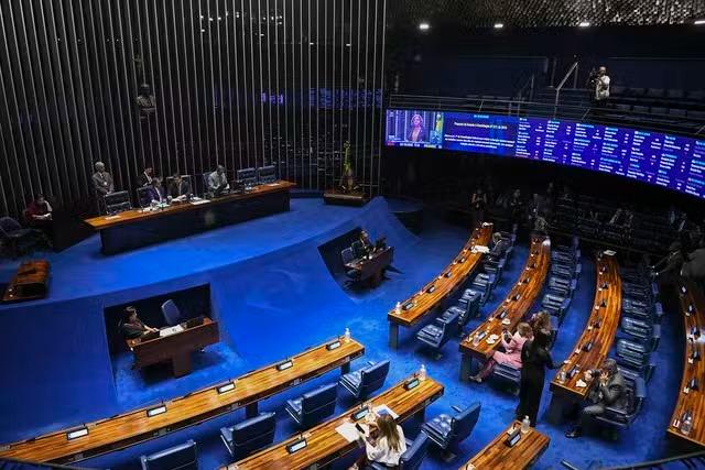Senado deve votar nesta quarta PEC que acaba com a escala 6x1