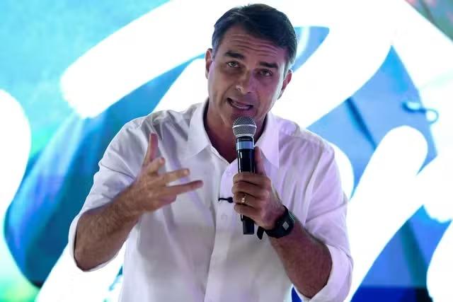 TSE manda Flávio Bolsonaro apagar vídeo enganoso sobre ato pró-Lula na Paulista; ministro vê 'grave manipulação'