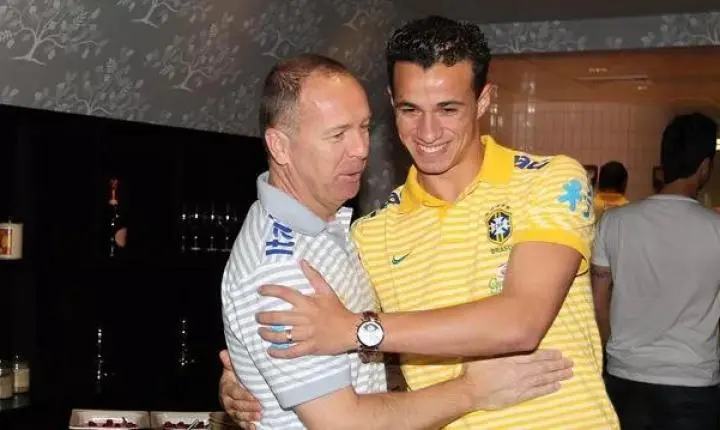 A escalação, porém, foi melhor do que a de quarta. Arthur, que segundo Cuca não tinha condições de ter sido titular na decisão contra o Atlético-MG, sustentou a titularidade por todo o jogo contra o Remo e mostrou que será um dos 