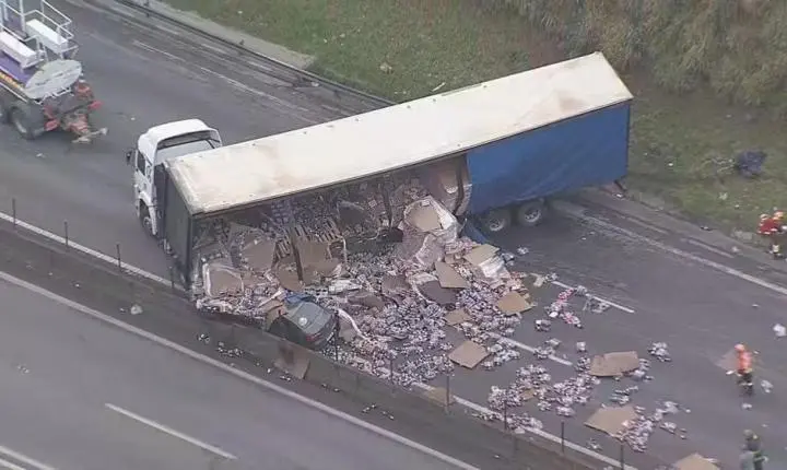 Acidente com carreta com refrigerantes interdita sentido interior da Raposo Tavares em Cotia