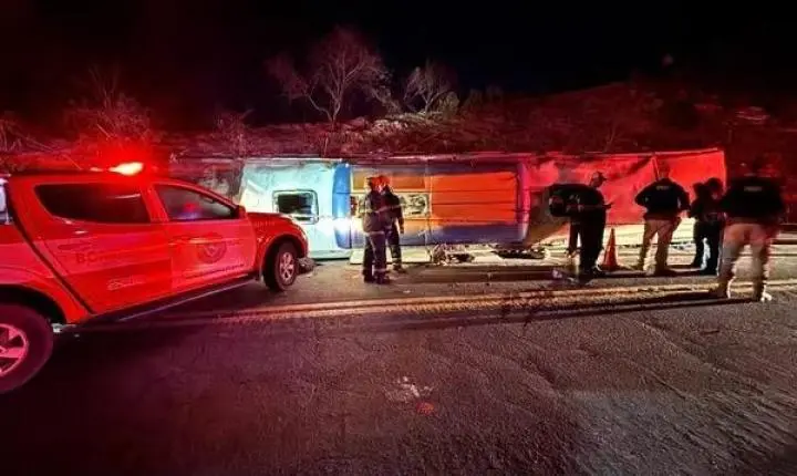 Acidente com ônibus de turismo deixa 3 mortos e 45 feridos na BR-262 no Espírito Santo