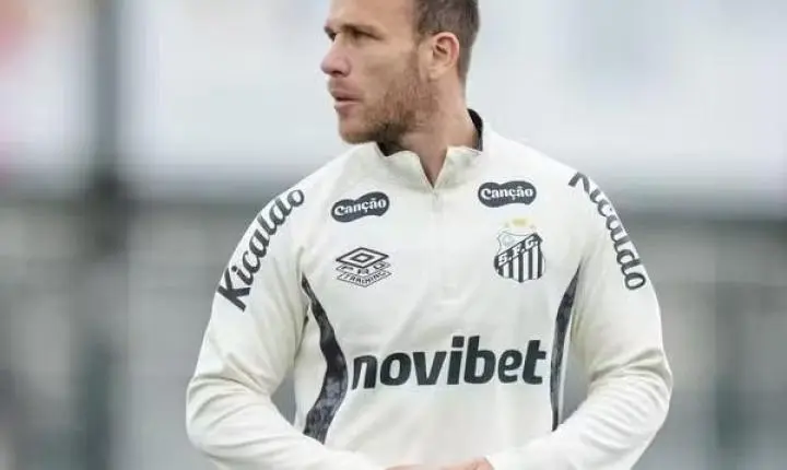 Arthur volta a treinar em campo, mas Santos adota cautela e não conta com retorno em clássico