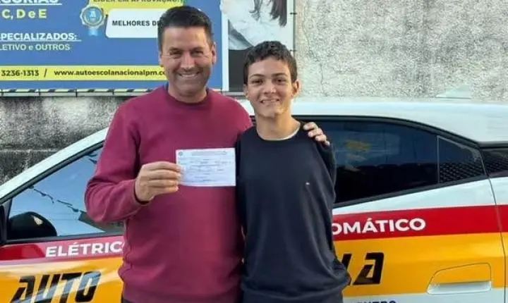 ‘Até chorei de emoção’: jovem que nasceu sem os braços conquista CNH após aprender a dirigir com os pés em MG