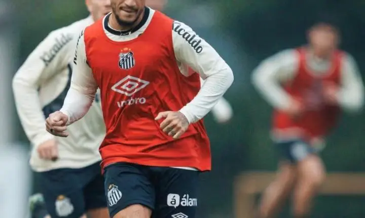 Coutinho impressiona nos treinos do Santos e deve ser relacionado para o clássico contra o São Paulo