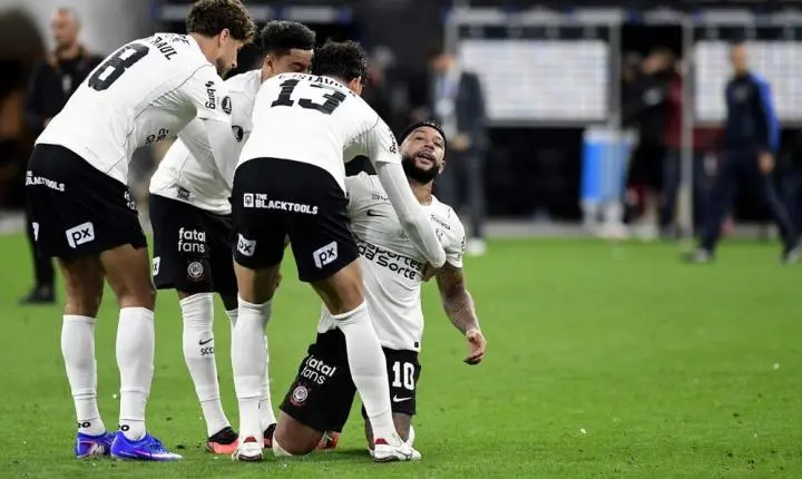 Da renovação polêmica ao pênalti perdido: os problemas de Memphis em ano turbulento no Corinthians
