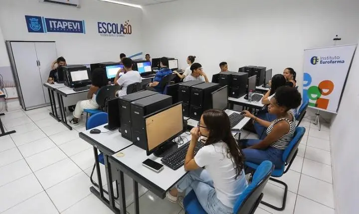 Escola 5.0 aposta em tecnologia e IA para preparar jovens para o mercado de trabalho