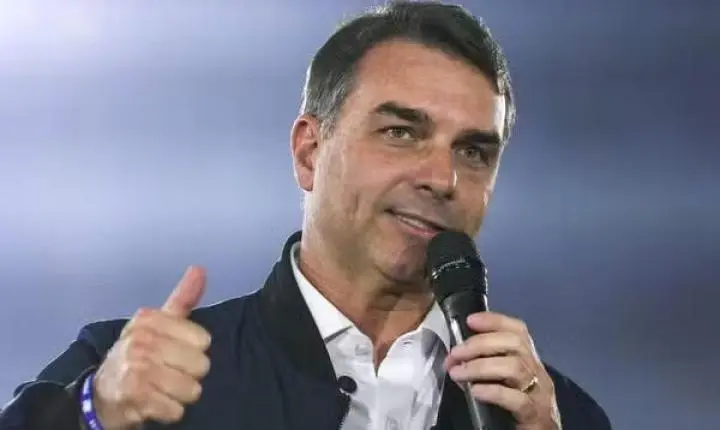 Flávio Bolsonaro destinou emenda a miliciano condenado no caso Marielle; veja prints de conversa com assessora do senador
