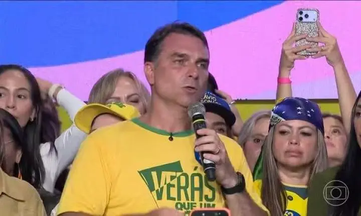 Flávio Bolsonaro promete aplicativo para serviços públicos e mudanças nas escolas