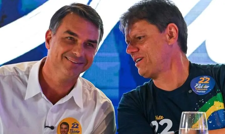 Flávio Bolsonaro se reúne com prefeitos de SP e pede mobilização a aliados: 'Não podemos baixar a guarda'