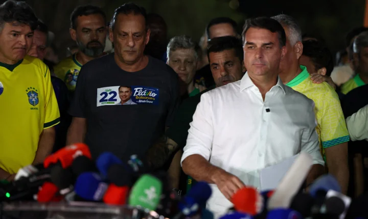 Flávio chama resultado do segundo turno de 'sacanagem', diz ser 'impossível' reconhecer derrota e que tentará anulação