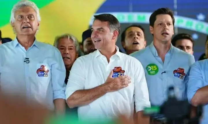 Flávio diz que fala sobre mudar a Constituição 'para redemocratizar o país' se referia à reforma do STF e fim da reeleição