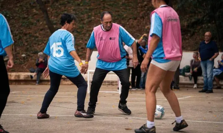 Idosos de Itapevi participam de atividades no Museu do Futebol
