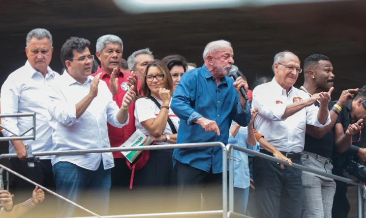 Lula faz ato na Paulista e pede que eleitores convençam quem não foi votar no 1º turno: 'Temos obrigação de conversar'