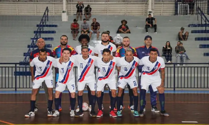 R9 conquista o título com goleada