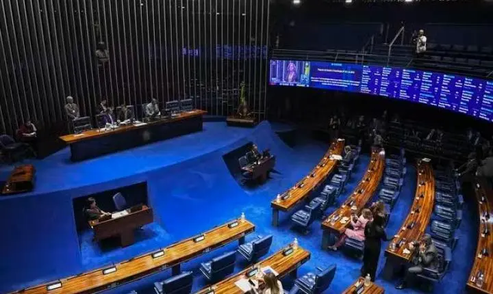 Senado deve votar nesta quarta PEC que acaba com a escala 6x1