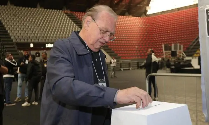 Sob pressão, Osmar Stabile avisa aliados que não será candidato na eleição do Corinthians