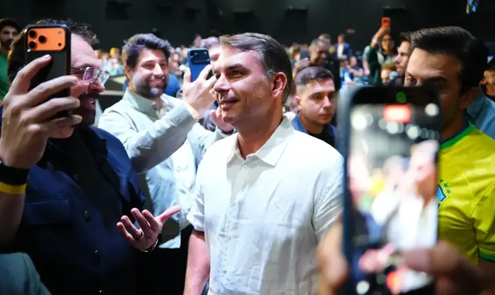 Flávio Bolsonaro se reúne com influenciadores em SP, e Marçal orienta evitar críticas a Lula e defende 'vender o medo'